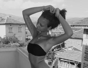 Aada, 43