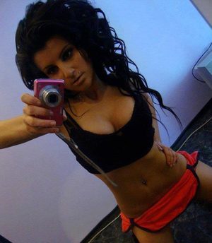 Aada, 24